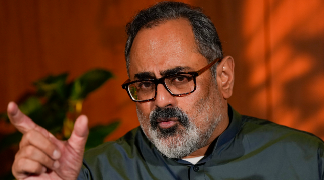 ക​മ്മ്യൂ​ണി​സ്റ്റ് രാ​ജ​വം​ശ​ത്തി​ലെ മ​രു​മ​ക​ൻ പോ​യി ഡോ​ക്ട​റെ കാ​ണ​ട്ടെയെന്ന് രാ​ജീ​വ് ച​ന്ദ്ര​ശേ​ഖ​ർ