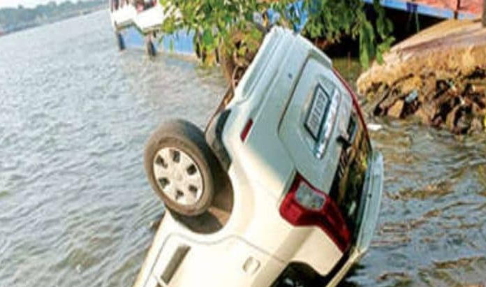 കാർ നിയന്ത്രണംവിട്ട് പുഴയിൽ വീണു; ഏഴുപേരെ രക്ഷപ്പെടുത്തി