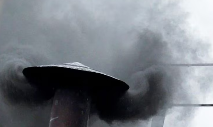 വത്തിക്കാനിൽ കറുത്ത പുക ; പുതിയ മാർപാപ്പയെ തിരഞ്ഞെടുക്കാനായില്ല