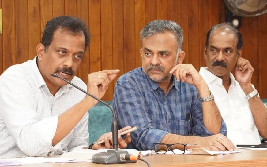 സർക്കാർ ഓഫീസുകളിൽ പൊതുജനങ്ങൾക്ക് ബന്ധപ്പെടാൻ കഴിയുന്ന ഉദ്യോഗസ്ഥരുടെ മൊബൈൽ നമ്പരുകൾ പ്രദർശിപ്പിക്കണം: ജില്ലാ വിജിലൻസ് കമ്മിറ്റി