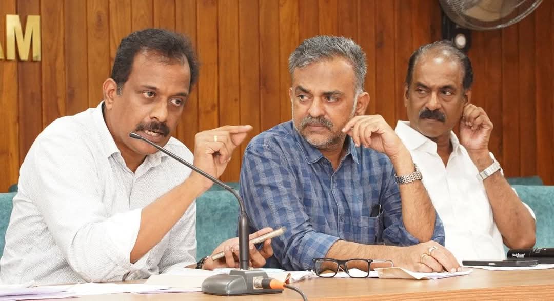സർക്കാർ ഓഫീസുകളിൽ പൊതുജനങ്ങൾക്ക് ബന്ധപ്പെടാൻ കഴിയുന്ന ഉദ്യോഗസ്ഥരുടെ മൊബൈൽ നമ്പരുകൾ പ്രദർശിപ്പിക്കണം: ജില്ലാ വിജിലൻസ് കമ്മിറ്റി