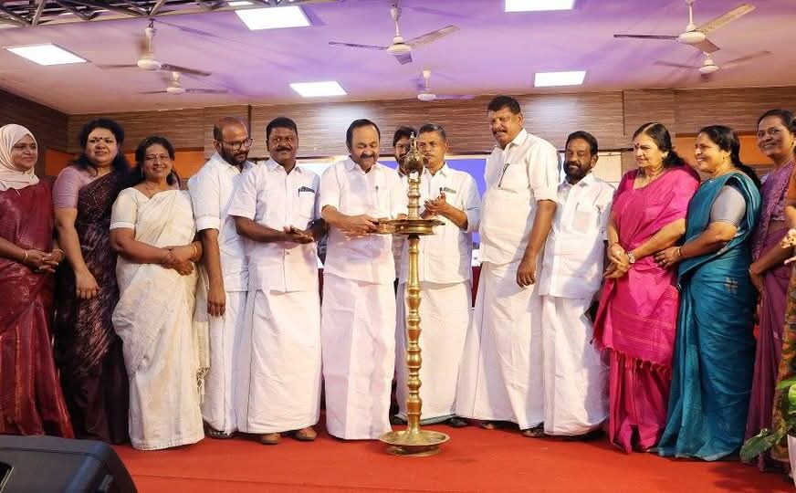 ഭൂരഹിതർ എറണാകുളം ജില്ലാ പഞ്ചായത്ത് വാങ്ങി നൽകിയ സ്ഥലങ്ങളുടെ ആധാരങ്ങൾ കൈമാറി