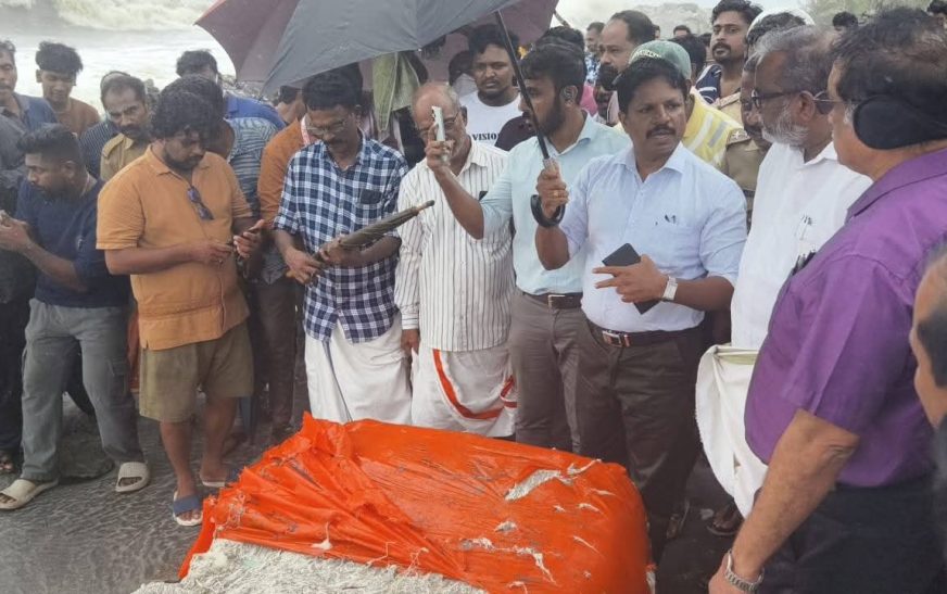 ആറാട്ടുപുഴയില്‍ തീരത്തടിഞ്ഞ കണ്ടെയ്‌നറില്‍ കോട്ടണ്‍; ആശങ്കപ്പെടേണ്ട സാഹചര്യമില്ല: മന്ത്രി പി പ്രസാദ്