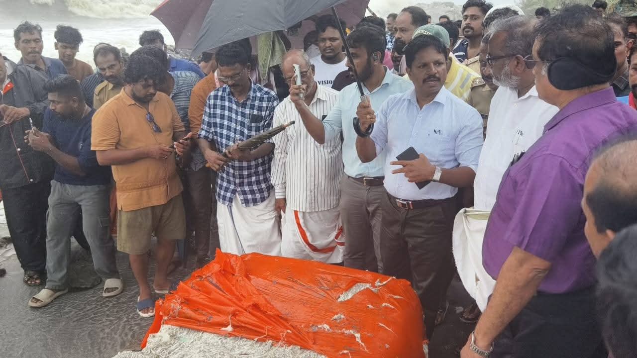ആറാട്ടുപുഴയില്‍ തീരത്തടിഞ്ഞ കണ്ടെയ്‌നറില്‍ കോട്ടണ്‍; ആശങ്കപ്പെടേണ്ട സാഹചര്യമില്ല: മന്ത്രി പി പ്രസാദ്
