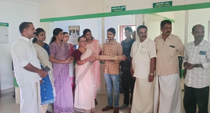 ലാപ്‌ടോപ്പ് വിതരണം ചെയ്തു