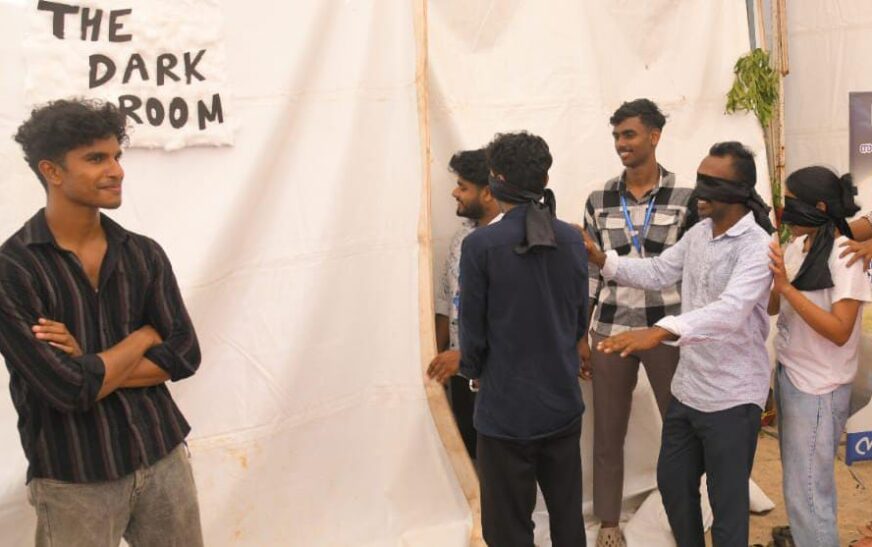 എന്റെ കേരളം പ്രദർശന വിപണനമേള: കാഴ്ച്ചപരിമിതരുടെ ലോകം അനുഭവിച്ചറിയാൻ ഡാർക്ക് റൂമൊരുക്കി സാമൂഹ്യനീതി വകുപ്പ്
