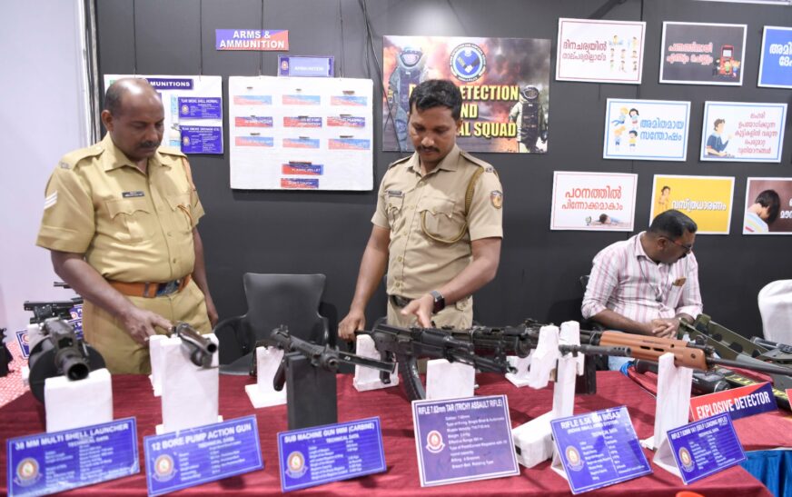 ഈ തോക്ക് പൊട്ടുമോ ; കാണികളിൽ കൗതുകവും ആകാംക്ഷയും നിറച്ച് പോലീസ് സ്റ്റാൾ