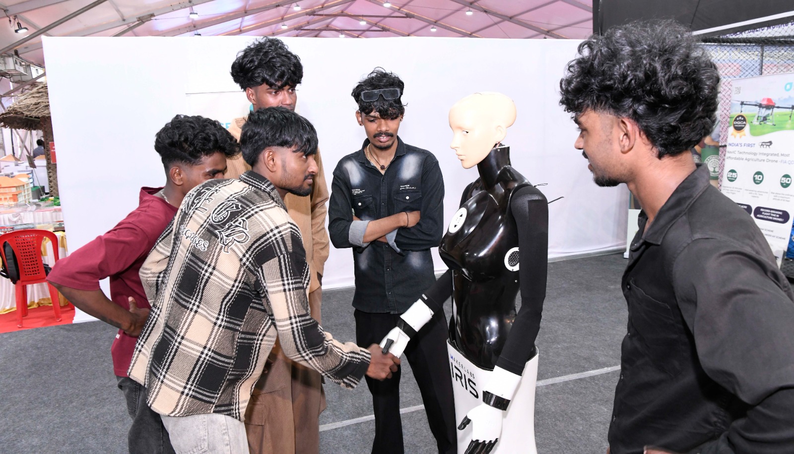 ഏത് ചോദ്യത്തിനും ഉത്തരവുമായി ‘റോബോ അധ്യാപിക’, ഒപ്പം ഓടിക്കളിക്കാൻ ‘റോബോ ഡോഗ്’; സാങ്കേതിക വിദ്യകളറിയാൻ ആലപ്പുഴ ബീച്ചിലെ പ്രദർശന വിപണനമേള