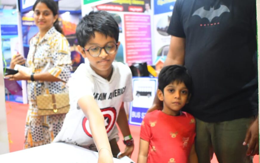 വിലക്കുറവില്‍ പഠനോപകരണങ്ങള്‍ വാങ്ങാം, ഒപ്പം മേളയും കാണാം: എന്റെ കേരളത്തിൽ ഹിറ്റായി സ്കൂൾ വിപണി