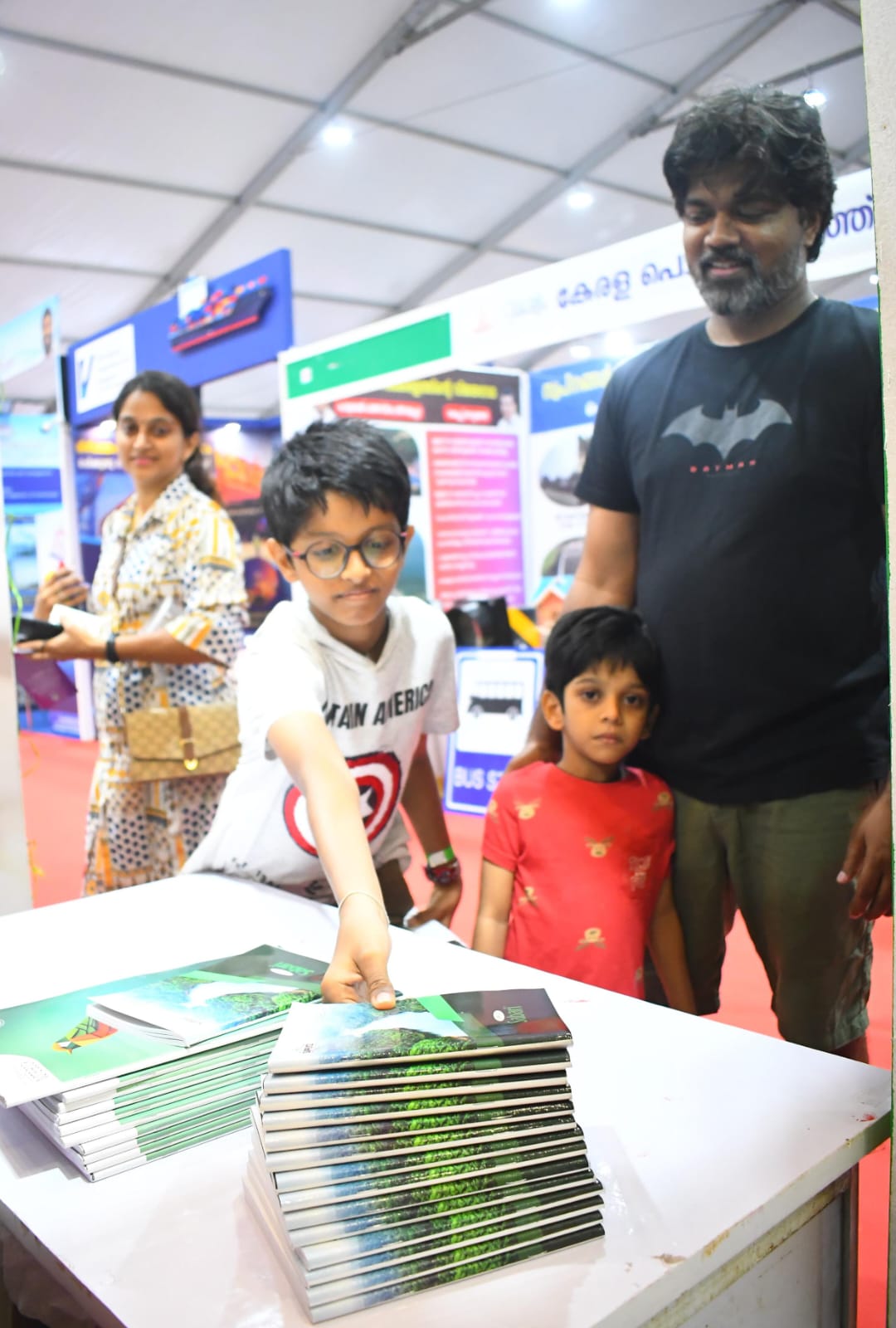 വിലക്കുറവില്‍ പഠനോപകരണങ്ങള്‍ വാങ്ങാം, ഒപ്പം മേളയും കാണാം: എന്റെ കേരളത്തിൽ ഹിറ്റായി സ്കൂൾ വിപണി