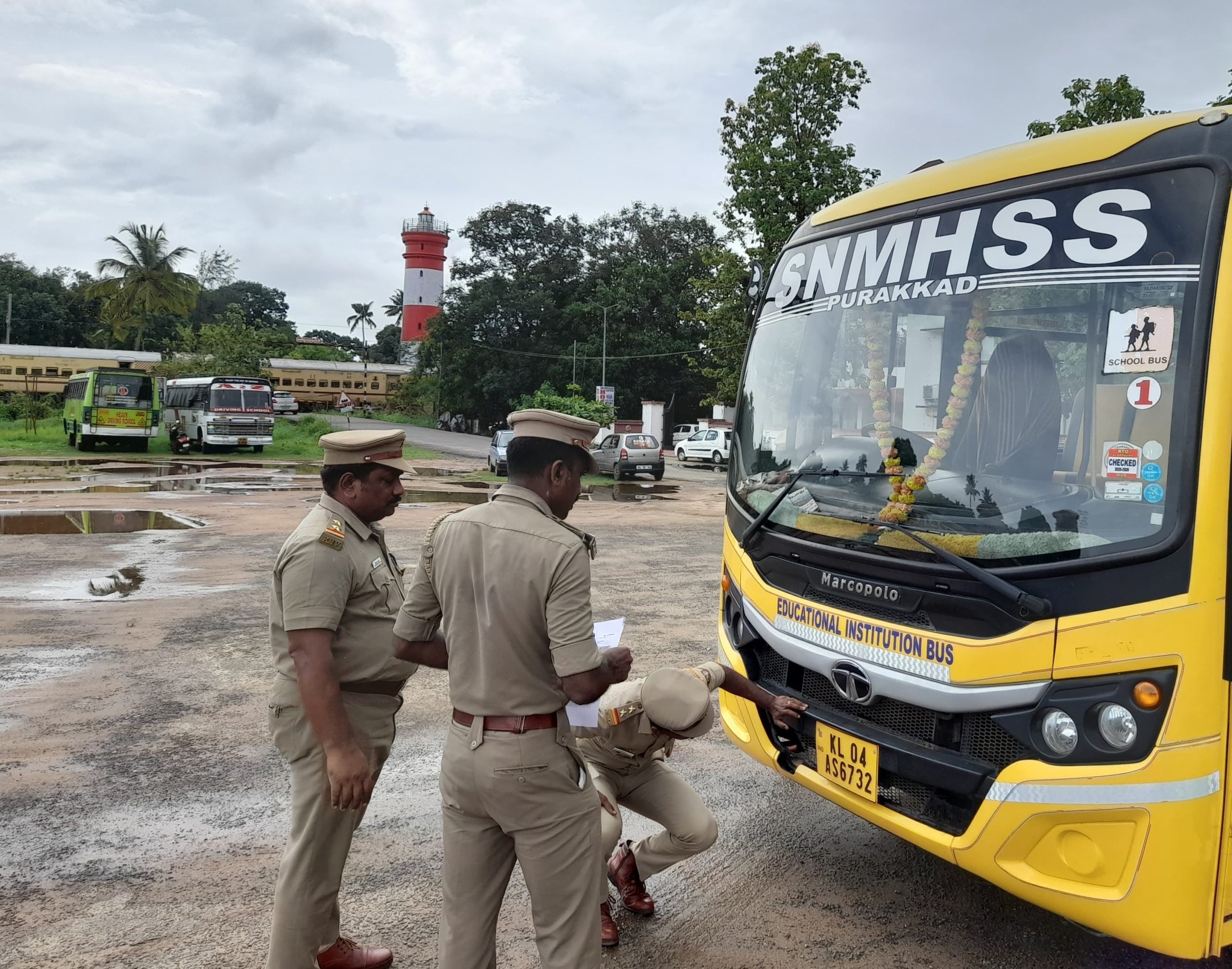 സ്കൂൾ തുറപ്പ്: സ്കൂൾ വാഹനങ്ങളുടെ സുരക്ഷ പരിശോധിച്ചു