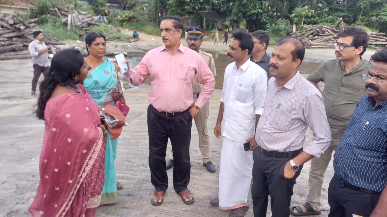 തോട്ടപ്പള്ളി പൊഴി മുറിക്കൽ : ജില്ലാ കളക്ടർ സ്ഥലം സന്ദർശിച്ചു