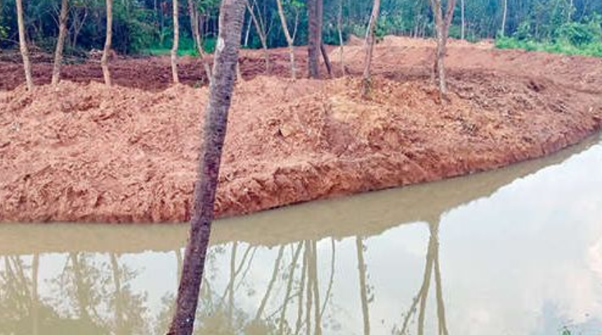 പുലമൺ തോട് വൃത്തിയാക്കുന്ന പണിയിൽ വ്യാപക അഴിമതി;  കുറ്റക്കാർക്കെതിരെ നടപടിയെടുക്കാൻ ആവശ്യം