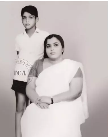 മാതൃദിനം; അമ്മയോടൊപ്പമുള്ള പഴയ ചിത്രം പങ്കുവെച്ച് മോഹൻലാൽ