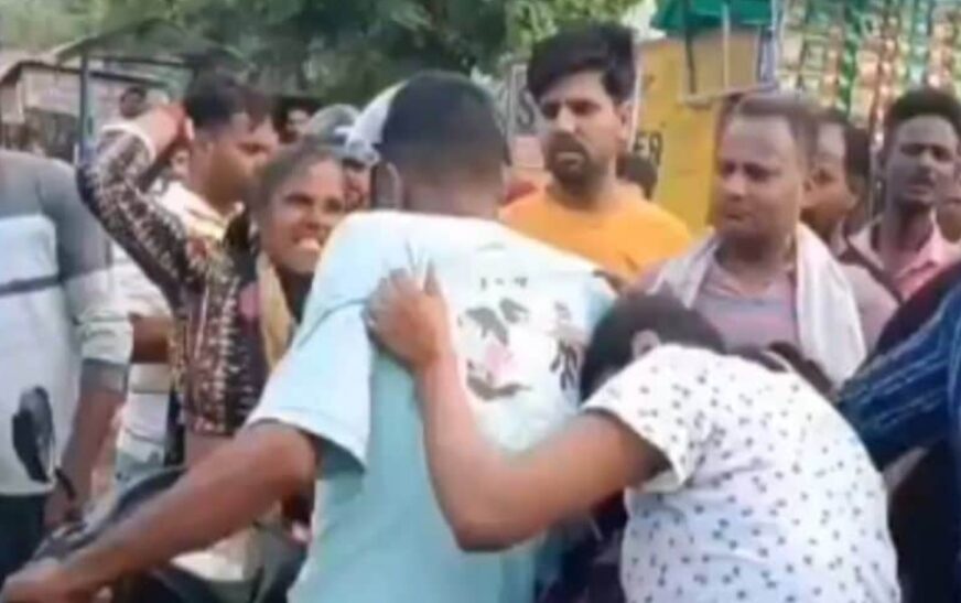 മകനെ പെൺസുഹൃത്തിനൊപ്പം കണ്ടു; നിയന്ത്രണം നഷ്ടപ്പെട്ട് ഇരുവരെയും നടുറോഡിലിട്ട് മര്‍ദ്ദിച്ച് മാതാപിതാക്കള്‍