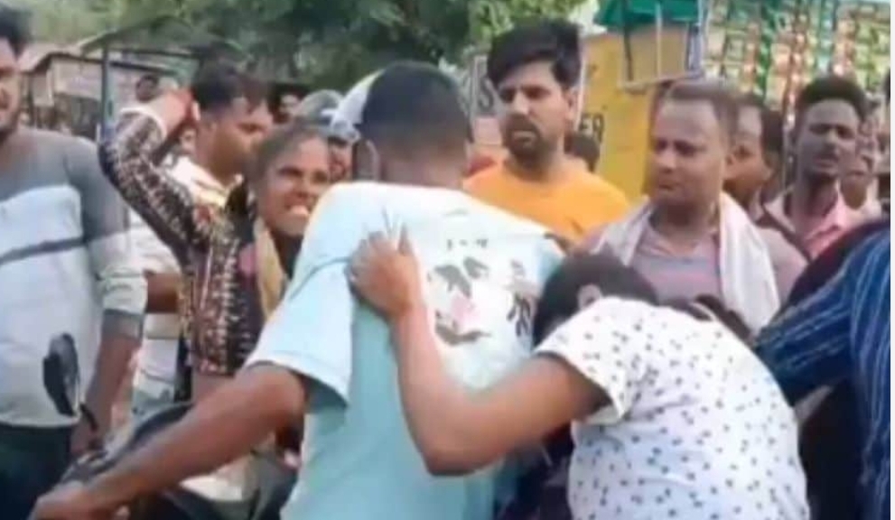 മകനെ പെൺസുഹൃത്തിനൊപ്പം കണ്ടു; നിയന്ത്രണം നഷ്ടപ്പെട്ട് ഇരുവരെയും നടുറോഡിലിട്ട് മര്‍ദ്ദിച്ച് മാതാപിതാക്കള്‍