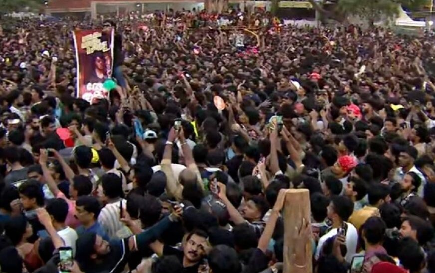 തൃശൂര്‍ പൂരത്തിലെ കുടമാറ്റത്തിനിടയിലും വേടൻ വൈബ്; പോസ്റ്റർ ഉയർത്തി ആരാധകർ