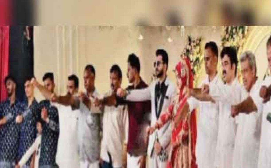 ഭീകരവിരുദ്ധ സ്‌നേഹപ്രതിജ്ഞ ചൊല്ലി വധുവും വരനും, ഏറ്റു ചൊല്ലി സദസ്സൊന്നാകെ
