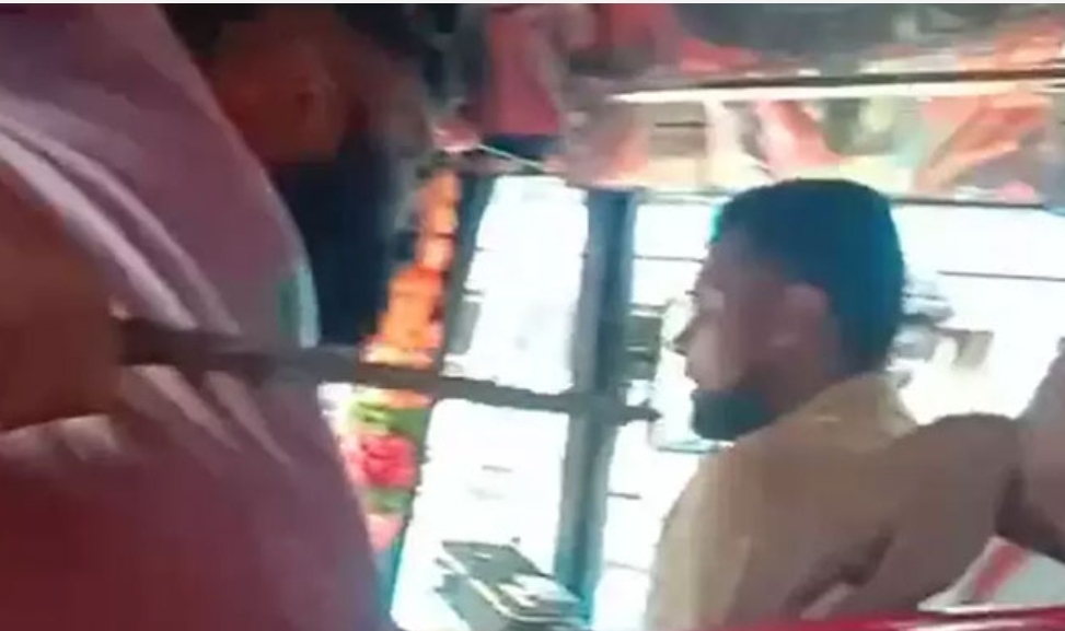 ഡ്രൈവറുടെ കഴുത്തിൽ വടിവാൾ വെച്ച് ​ഗുണ്ടാസംഘത്തി​ന്റെ ഭീഷണി