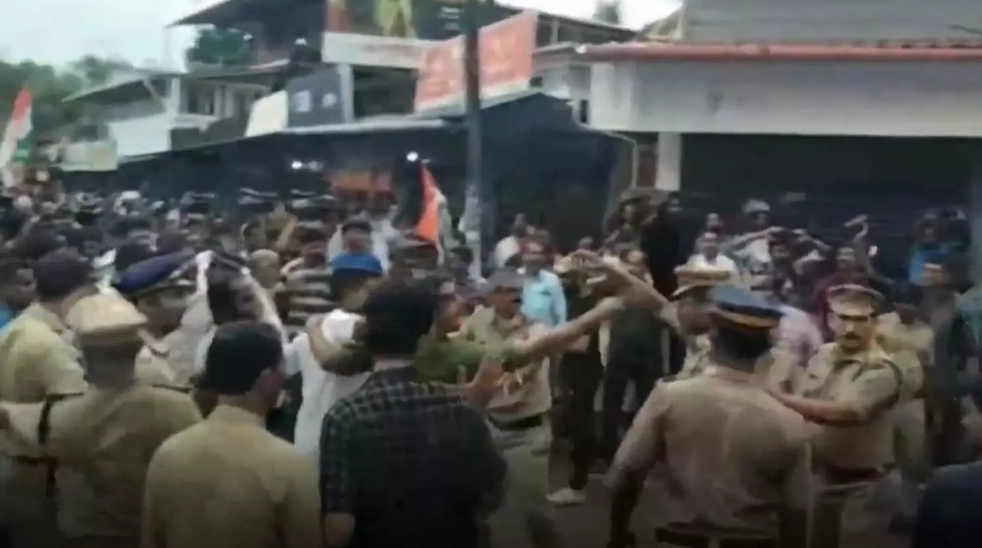 കണ്ണൂർ മലപ്പട്ടത്ത് രാഹുൽ മാങ്കൂട്ടത്തിന്റെ കാൽനട യാത്രയിലും പൊതുസമ്മേളനത്തിലും സംഘർഷം