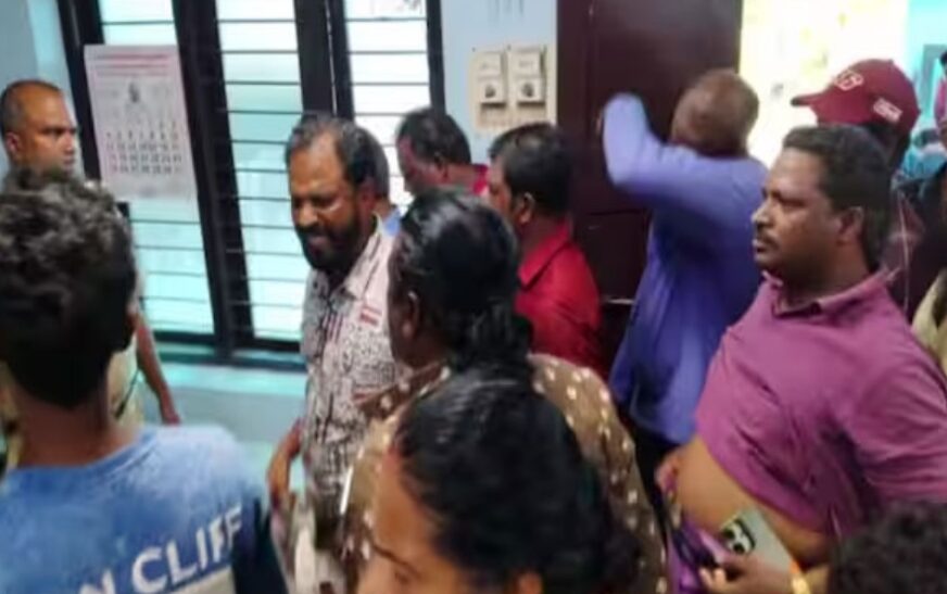 മുതലപ്പൊഴിയിൽ നാട്ടുകാരും പോലീസും തമ്മിൽ ഏറ്റുമുട്ടൽ
