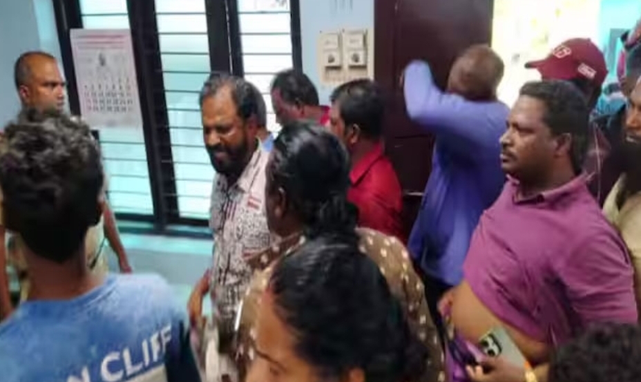 മുതലപ്പൊഴിയിൽ നാട്ടുകാരും പോലീസും തമ്മിൽ ഏറ്റുമുട്ടൽ