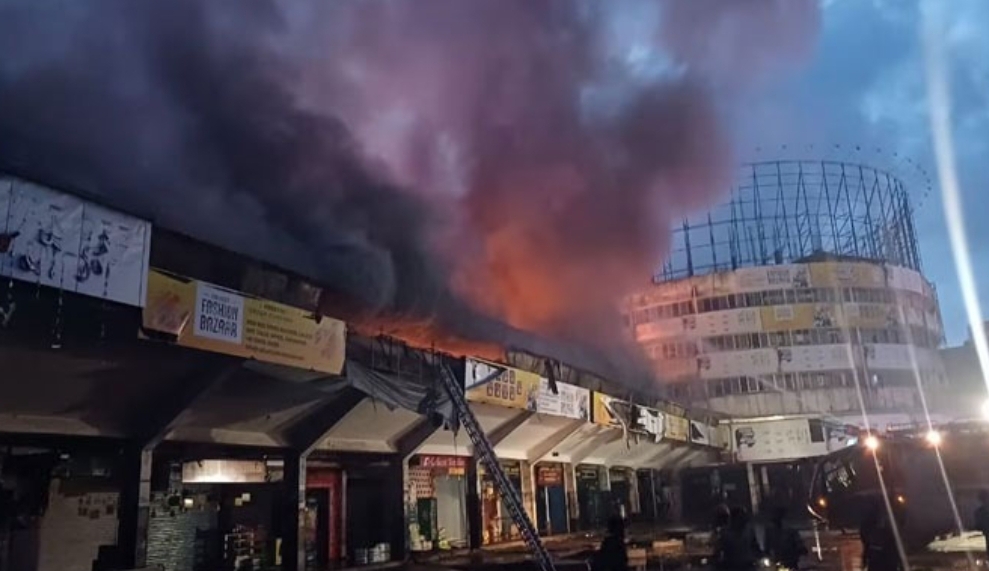 4 മണിക്കൂർ പിന്നിട്ടിട്ടും തീ അണയ്ക്കാനായില്ല; ആശങ്കയിൽ കോഴിക്കോട് ന​​ഗരം