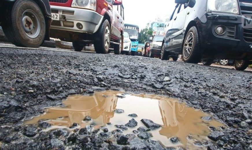 റോഡ് നവീകരണത്തിനെത്തി, നിലവിലുണ്ടായിരുന്ന ടാര്‍ കുത്തിയിളക്കി സ്ഥലംവിട്ട് കമ്പനി