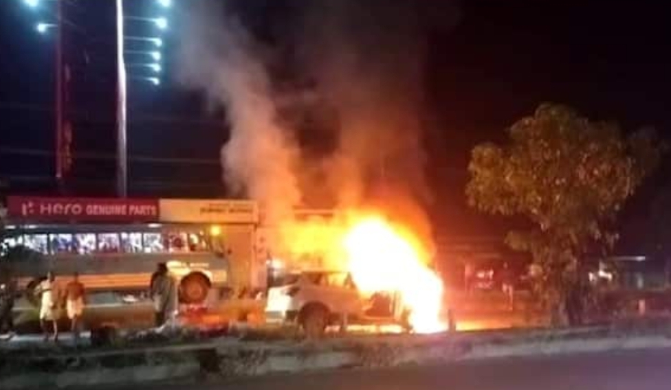 പ്രസവശേഷം ഇരട്ടക്കുട്ടികളെയുമായി വീട്ടിലേക്ക് പോയ കടുംബം സഞ്ചരിച്ച കാറിന് തീപിടിച്ചു