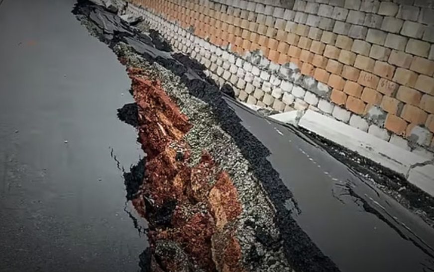 വിണ്ടുകീറിയ ഭാഗത്ത് ടാർ ഇട്ട് അടച്ചതിനു പിന്നാലെ വീണ്ടും ദേശീയ പാതയിൽ വിള്ളൽ