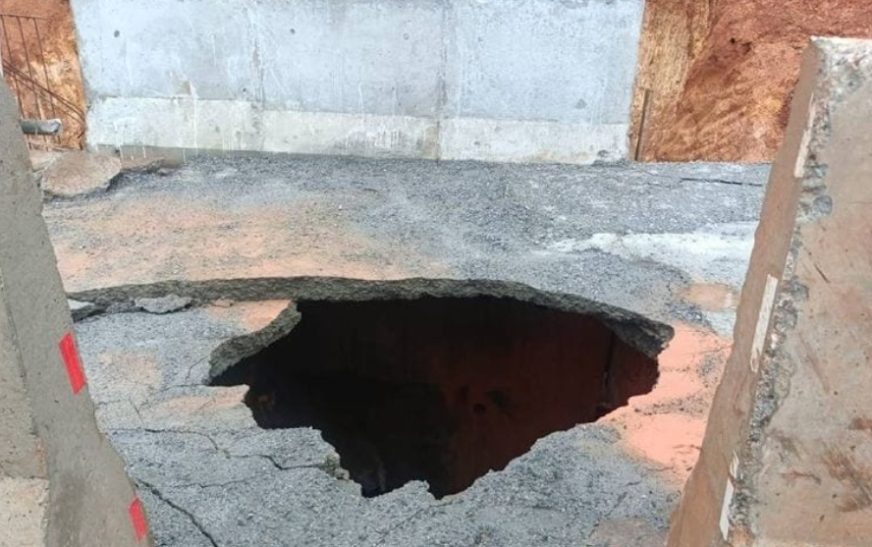 കാസർഗോഡ് ദേശീയപാതയില്‍ ടാറിങ് കഴിഞ്ഞ അപ്രോച്ച് റോഡില്‍ വന്‍ ഗര്‍ത്തം രൂപപ്പെട്ടു
