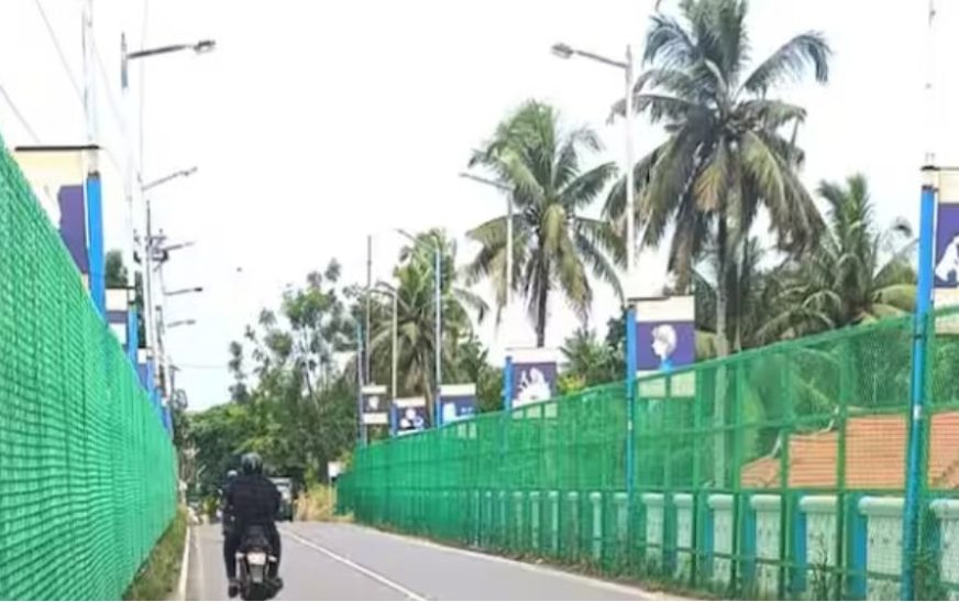 പന്നായി പാലത്തിൽ ബാരിക്കേഡ് വെച്ചു
