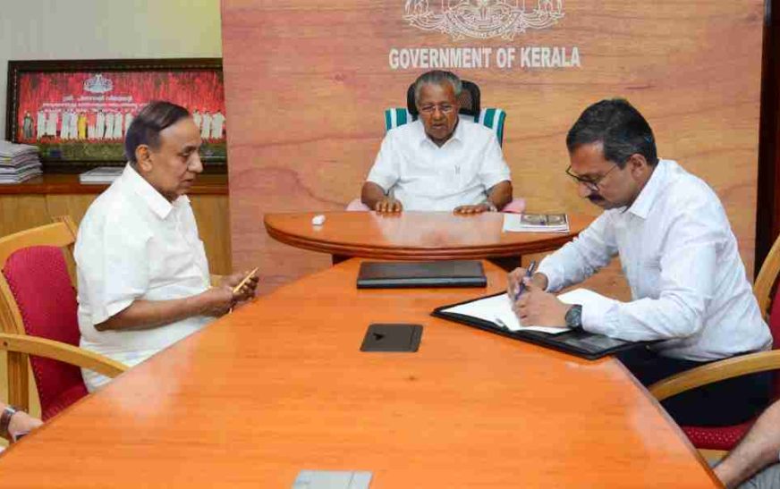 ഡോ.രവി പിളള അക്കാദമിക് എക്‌സലന്‍സ് സ്‌കോളര്‍ഷിപ്പ് പദ്ധതി:  മുഖ്യമന്ത്രിയുടെ സാന്നിധ്യത്തില്‍ ധാരണപത്രം ഒപ്പുവച്ചു