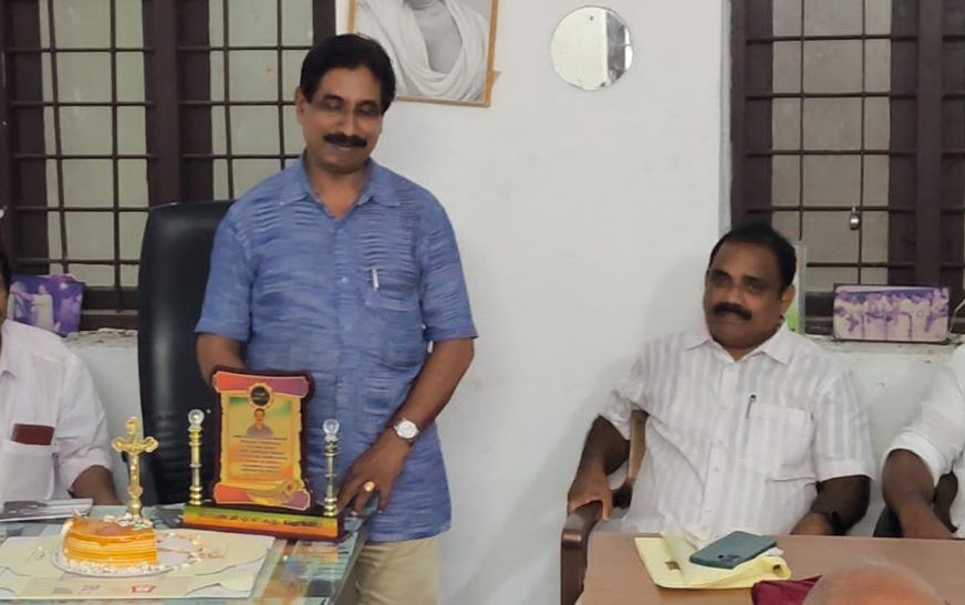 എംപ്ലോയീസ് കോ -ഓപ്പറേറ്റീവ് സൊസൈറ്റി പ്രസിഡൻറ് ജോജോ മനക്കലിന് യാത്രയയപ്പ് ആദരവ് നൽകി