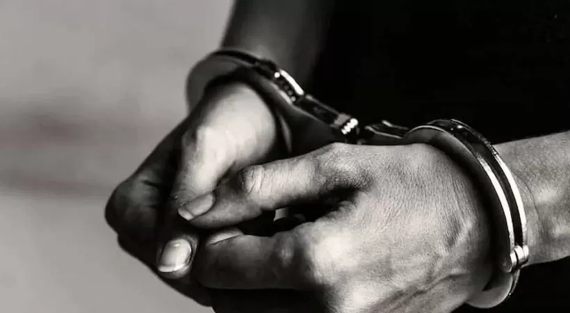മൊബൈൽ കട കുത്തിത്തുറന്ന് മോഷണം:  സഹോദരങ്ങൾ പിടിയിൽ