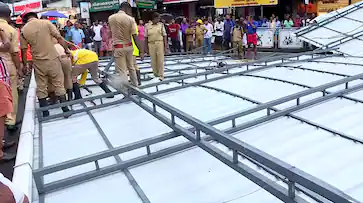 കോർപറേഷൻ കെട്ടിടത്തിൻ്റെ കൂറ്റൻ ഇരുമ്പ് മേൽക്കൂര മറി‌ഞ്ഞ് എംഒ റോഡിൽ വീണു