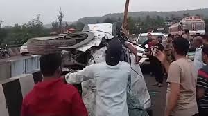 മഹാരാഷ്ട്രയില്‍  നദീതടത്തിലേക്ക് കാർ മറിഞ്ഞ് അഞ്ച് പേർ മരിച്ചു