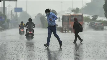 ഡൽഹിയിൽ അടുത്ത 2 മണിക്കൂർ ശക്തമായ മഴക്ക് സാധ്യത; റെഡ് അലർട്ട്