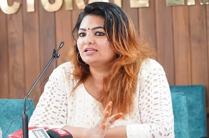 നടന്മാരെ സംശയത്തിന്റെ നിഴലിലാക്കി ‘ലിസ്റ്റിൻ സ്റ്റീഫനെ പ്രൊഡ്യൂസേഴ്സ് അസോസിയേഷനിൽ നിന്ന് പുറത്താക്കണം’: സാന്ദ്ര തോമസ്