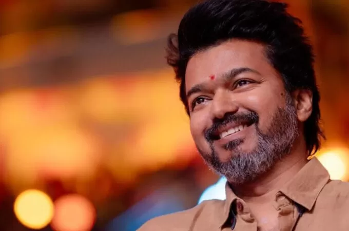 ആരാധകർ ഹെല്‍മറ്റില്ലാതെ ബൈക്കില്‍ പിന്തുടരരുത്’; അഭ്യര്‍ത്ഥനയുമായി വിജയ്