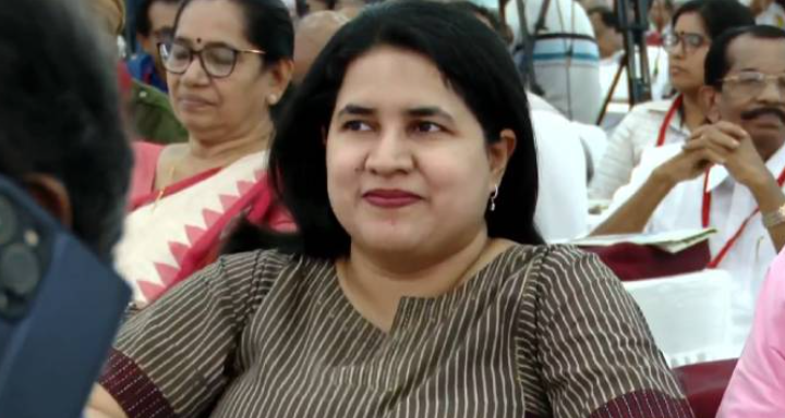 മു​ഖ്യ​മ​ന്ത്രി​യു​ടെ മ​ക​ളാ​യ​തി​നാ​ല്‍ കേ​സി​ല്‍​പ്പെ​ടു​ത്താ​ന്‍ ശ്ര​മി​ക്കു​ന്നു ; വീ​ണ​യു​ടെ സ​ത്യ​വാ​ഗ്മൂ​ലം