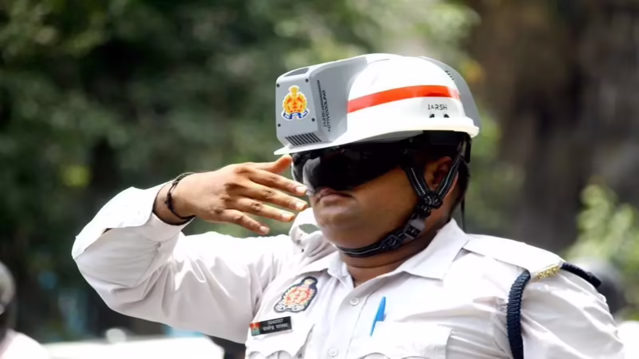 ട്രാഫിക് പോലീസുകാ‍ർക്ക് ഏസി ഹെൽമറ്റുകൾ നൽകി ഉത്തർപ്രദേശ് സർക്കാർ