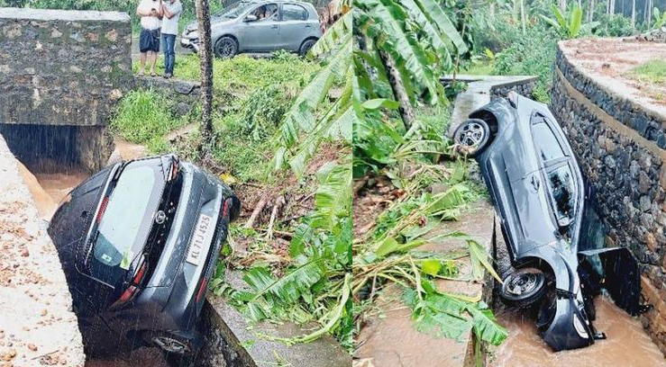 കാര്‍ നിയന്ത്രണംവിട്ട് റോഡരികിലെ തോട്ടിലേക്ക് മറിഞ്ഞു