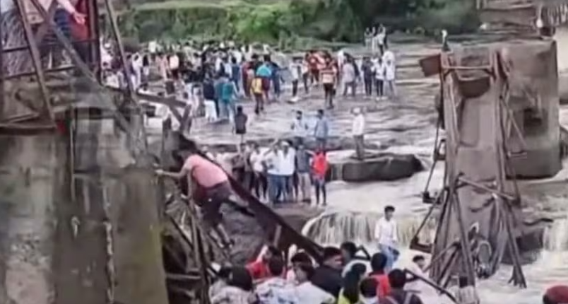 മ​ഹാ​രാ​ഷ്ട്ര​യി​ൽ പാ​ലം ത​ക​ർ​ന്ന് ആ​റ് പേ​ർ മ​രി​ച്ചു