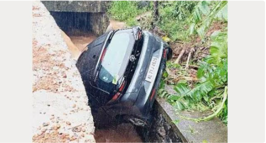 കാ​ര്‍ നി​യ​ന്ത്ര​ണം​വി​ട്ട് തോ​ട്ടി​ലേ​ക്ക് മ​റി​ഞ്ഞ് അപകടം