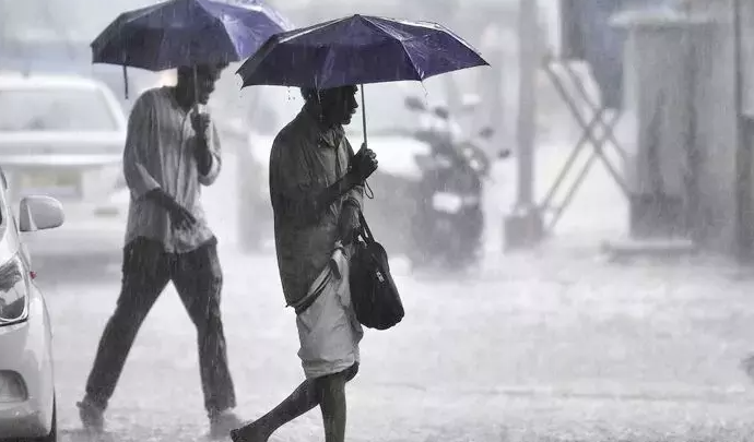 കനത്ത മഴ ; 11 ജില്ലകളിൽ വിദ്യാഭ്യാസസ്ഥാപനങ്ങൾക്ക് അവധി
