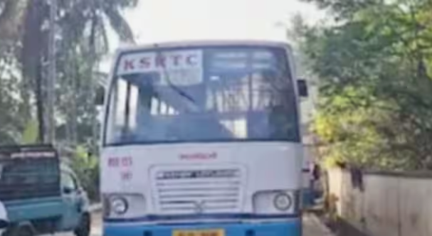 കെഎസ്ആർടിസി കണ്ടക്ടർക്ക് യാത്രക്കാരൻ്റെ ക്രൂര മർദ്ദനം