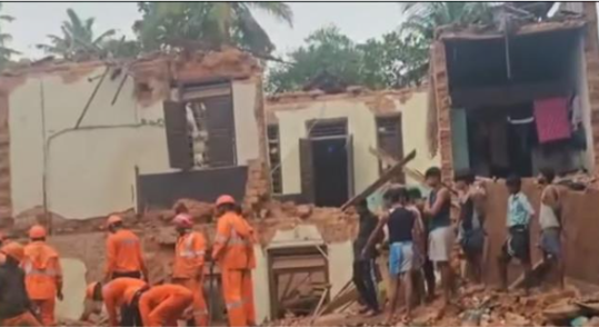 കൊ​ട​ക​ര​യി​ൽ കെ​ട്ടി​ടം ഇ​ടി​ഞ്ഞു​വീ​ണു ; മൂ​ന്ന് തൊ​ഴി​ലാ​ളി​ക​ൾ കു​ടു​ങ്ങി​ക്കി​ട​ക്കു​ന്നു