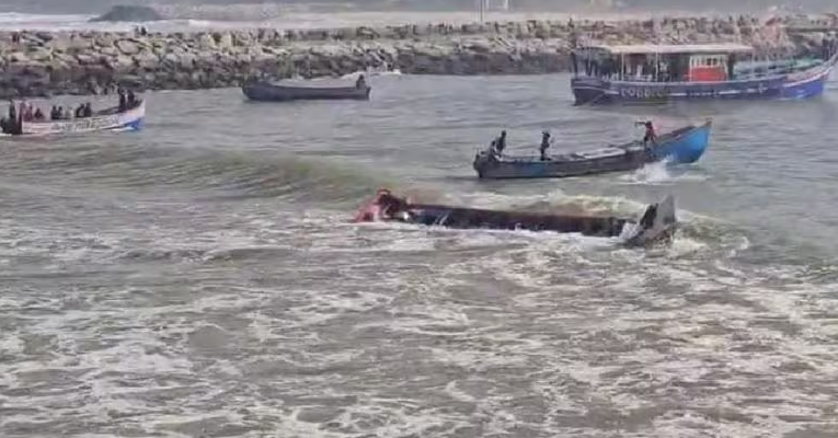 മുതലപ്പൊഴിയിൽ വീണ്ടും വള്ളം മറിഞ്ഞ് അപകടം