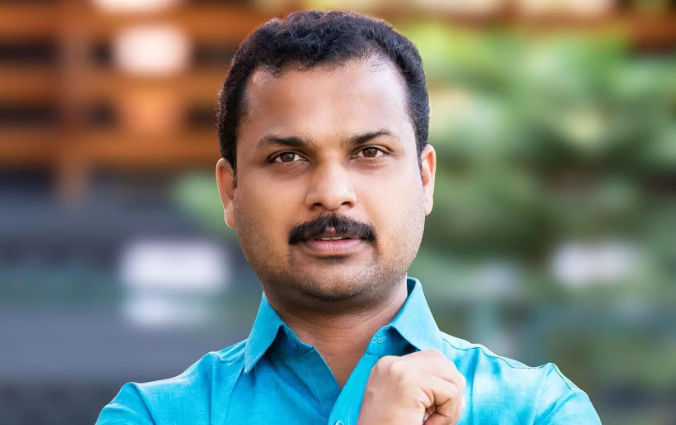 റോഡരികില്‍ അപകടാവസ്ഥയിലുള്ള മരങ്ങള്‍ മുറിച്ചുനീക്കണം ; വി.കെ പ്രശാന്ത്